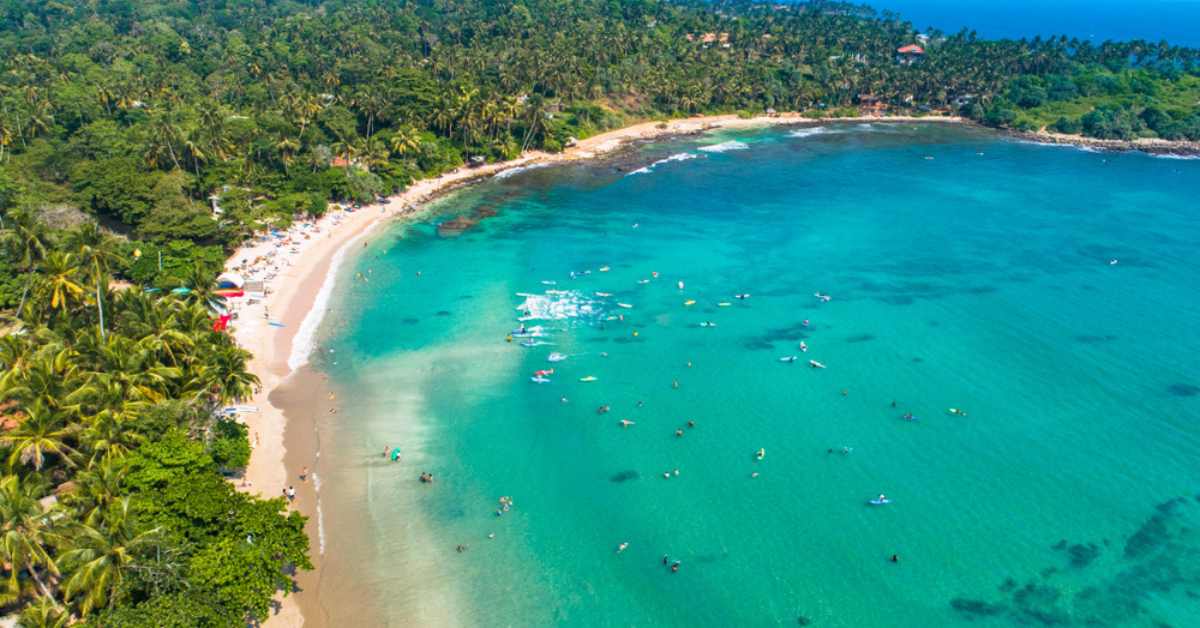 Vue aérienne de la plage de Mirissa 