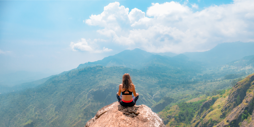 Yoga in den Ella Hills mit toller Aussicht