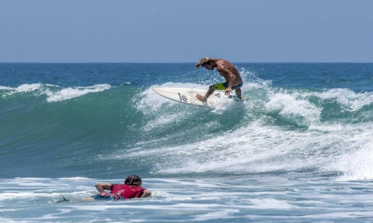 Arugam Bay Main Point Surfing