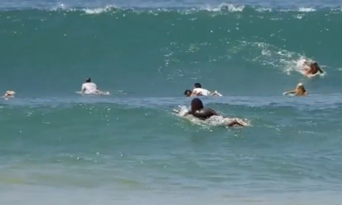 Hikkaduwa surf spot — beach and reef breaks