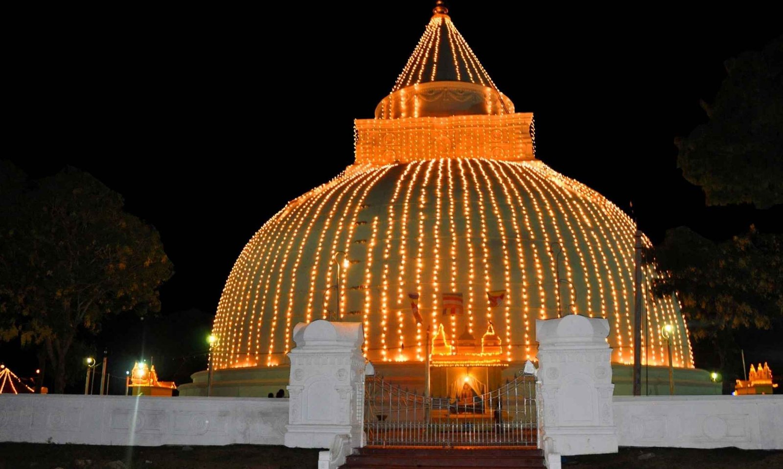 Tissamaharama Raja Maha Vihara Dagoba at dusk