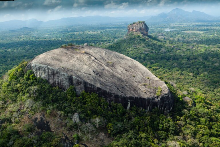 Blick auf Sigiriya und Pidurangala