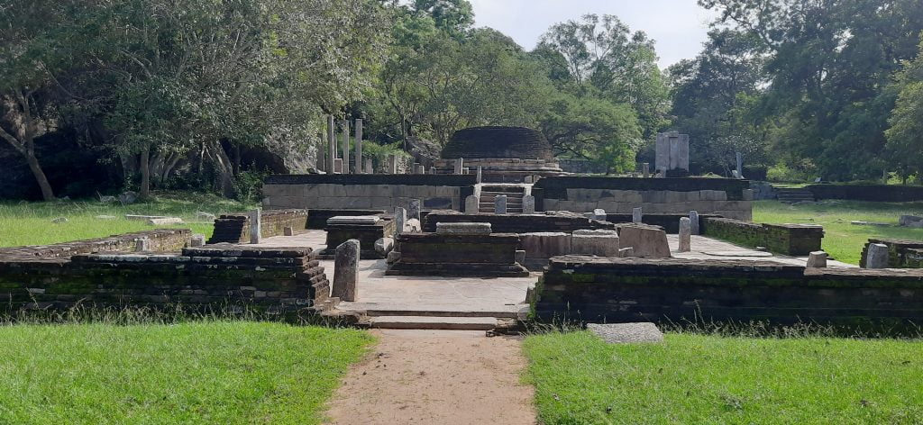 Świątynia Haththikuchchi – jedno z miejsc do odwiedzenia w Anuradhapurze