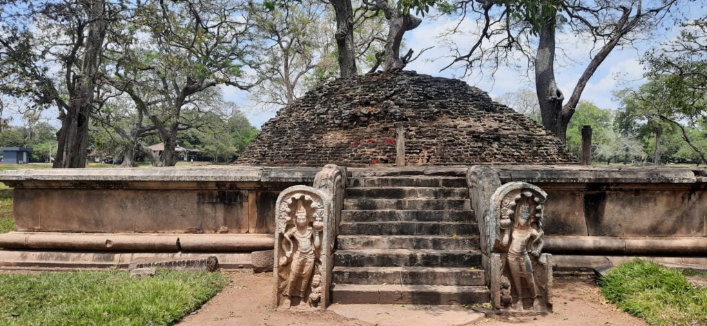 Sila Chethiya dagoba (kujja thissa Dagoba) - jedno z miejsc do odwiedzenia w Anuradhapurze 