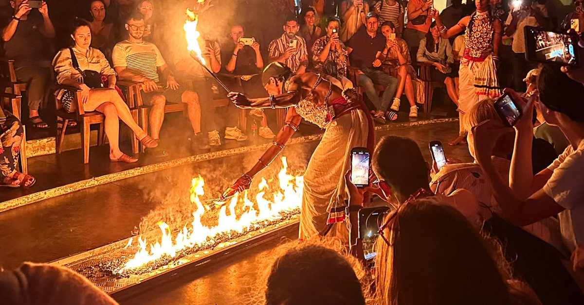 Espectáculo cultural en Kandy baila preparándose para una pista de fuego.