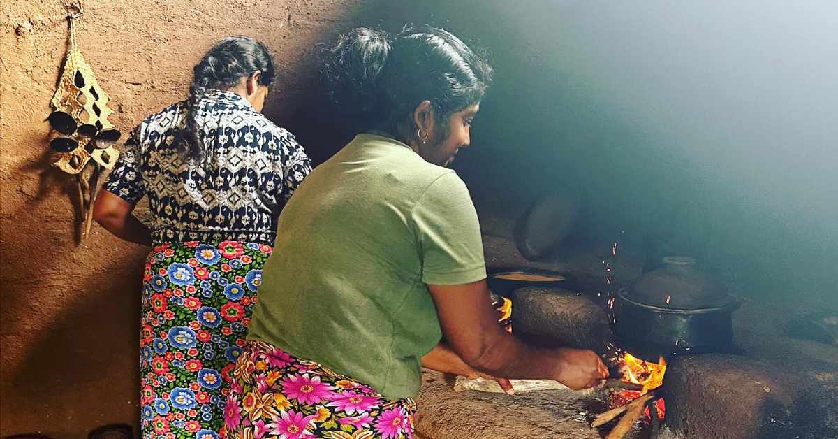 Señora de la comunidad local preparando comida tradicional de Sri Lanka. 