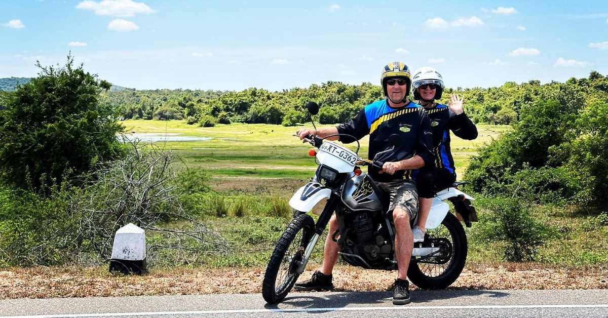 Couple en moto en route pour Habarana 