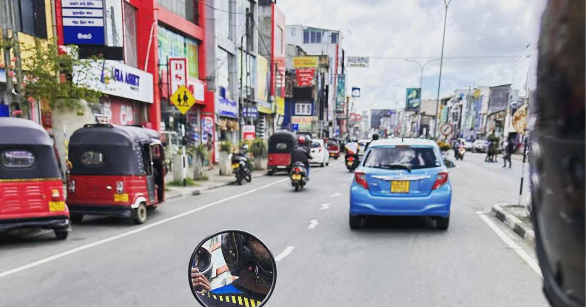 Sulla strada per Colombo in moto nello Sri Lanka 