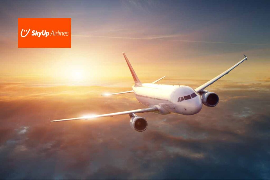 Самолет авиакомпании SkyUp летит в сторону Шри-Ланки на фоне ясного неба