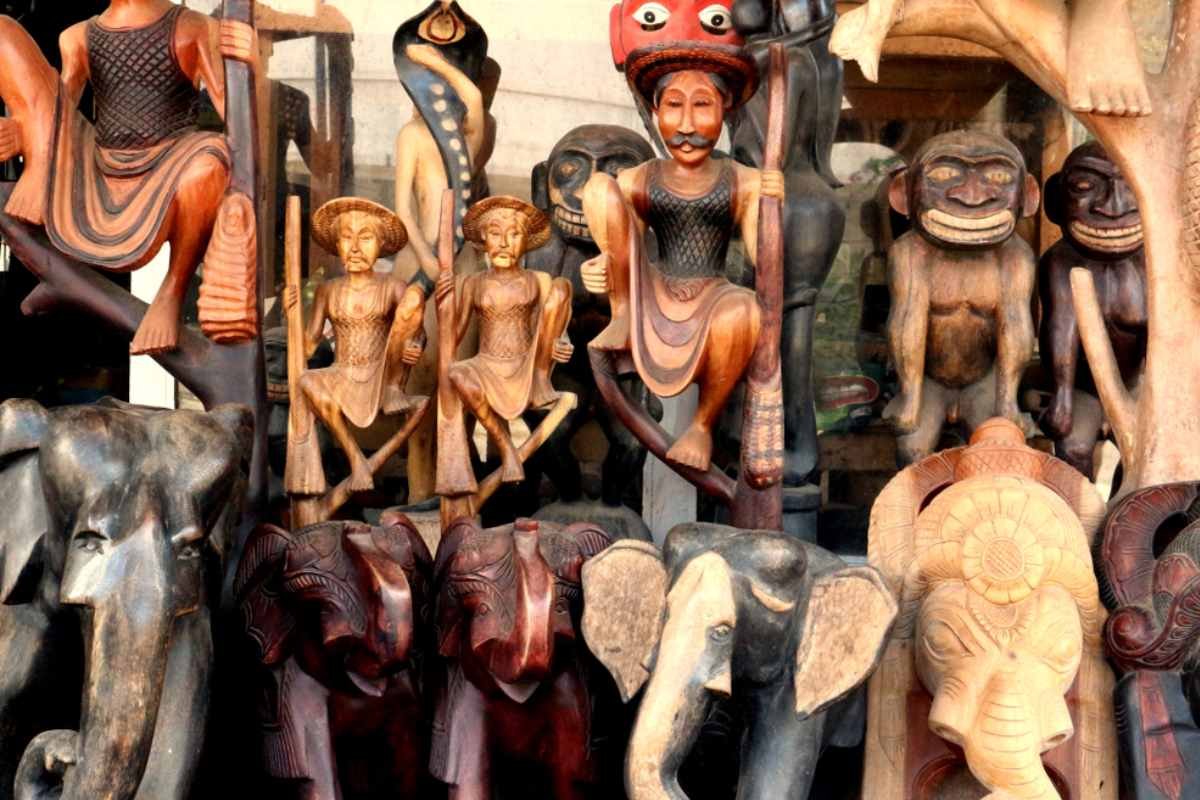  В Шри-Ланке выставлены на продажу искусно вырезанные деревянные изделия, демонстрирующие высокое мастерство и богатое культурное искусство региона.