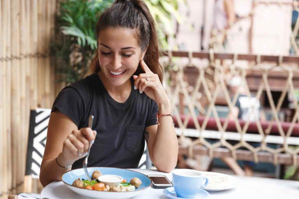 dziewczyna jedząca posiłek w jednej z kawiarni w Galle