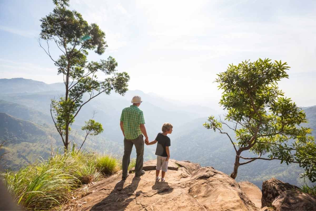 На фотографии они стоят на скале в горах Шри-Ланки, что воплощает в себе атмосферу счастливого отдыха.
