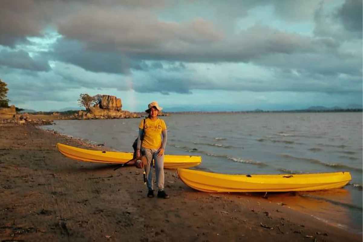 preparándose para la experiencia en kayak en Kalawewa 