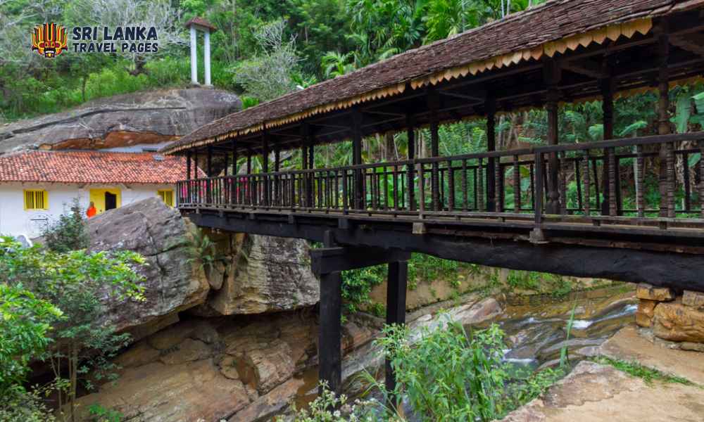 बोगोडा लकड़ी का पुल और मंदिर - बदुल्ला