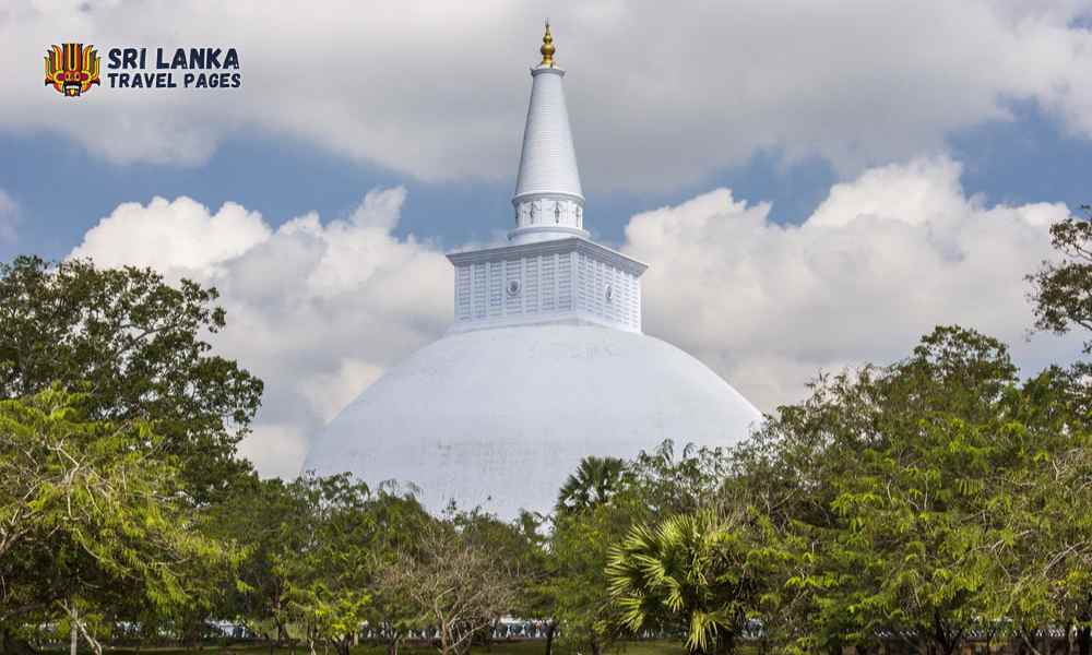 Pośród mnóstwa miejsc do odwiedzenia w Anuradhapurze, promienna Stupa Ruwanwelisaya robi wrażenie