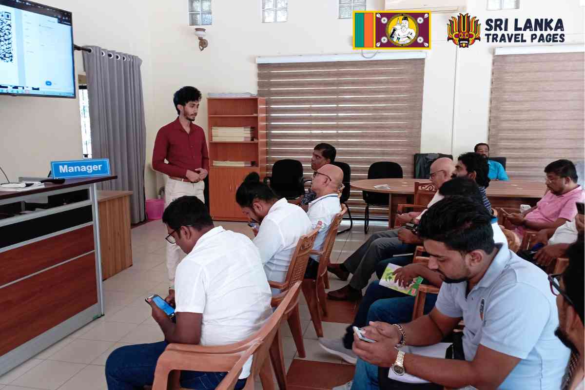 KI- und Technologie-Workshop zur Förderung der Tourismusbranche in Anuradhapura Ravindu spricht mit Fachleuten der Branche in Anuradhapura