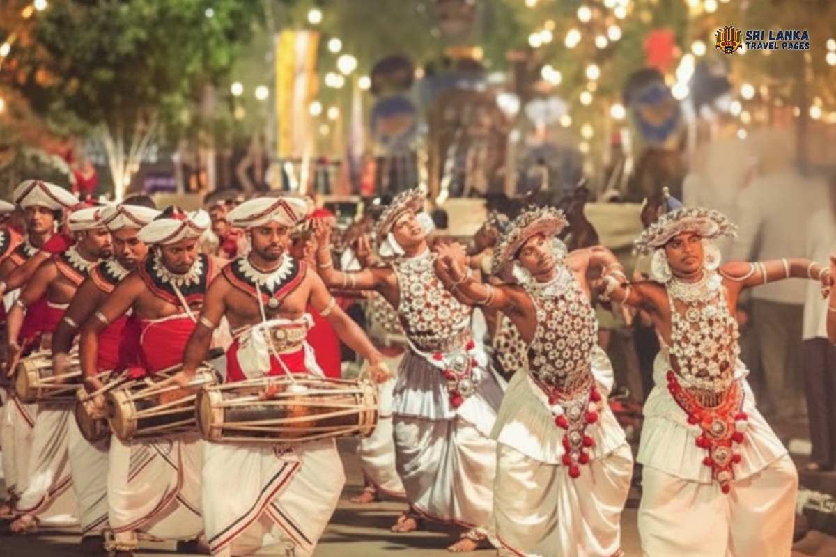 Traditionelle Tänzer und Feuerkünstler aus Kandy bei der Kelaniya Duruthu Perahera.