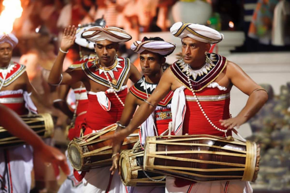 Traditionelle Trommler führen die nächtliche Prozession der Kelaniya Duruthu Perahera an.